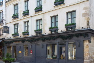 L’Hôtel Charles V offre un refuge élégant entre Seine et Marais, avec petit déjeuner soigné, spa intimiste et service chaleureux au cœur de Paris.