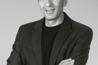 Kering nomme Gianfranco D’Attis à la tête d’Alexander McQueen pour renforcer le positionnement et accélérer le développement de la Maison.