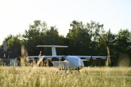 La drone Victor U250 en vol vertical, illustrant la nouvelle filière aéronautique hybride‑électrique en Rhénanie‑du‑Nord‑Westphalie.