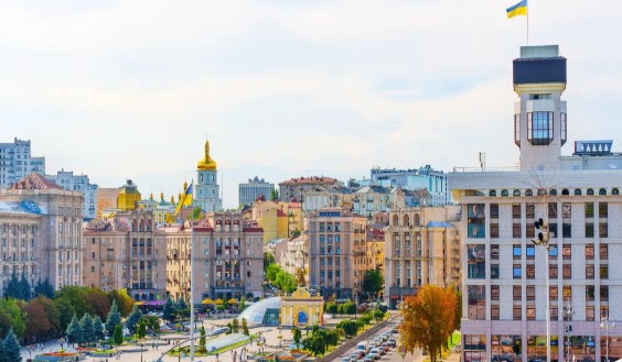Graphique illustrant le ralentissement de la croissance du PIB ukrainien et le rôle du soutien extérieur dans la stabilité macroéconomique en 2026.