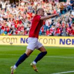 Erling Haaland célébrant l’un de ses deux buts face à l’Irak, illustrant la victoire de la Norvège et la puissance offensive de l’attaquant.