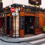 Un bistrot traditionnel français avec comptoir en zinc et terrasse vide, illustrant la disparition progressive de ces lieux de convivialité dans le paysage français.
