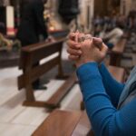Femme adulte en démarche de baptême dans une paroisse catholique de banlieue