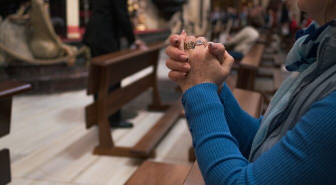 Femme adulte en démarche de baptême dans une paroisse catholique de banlieue