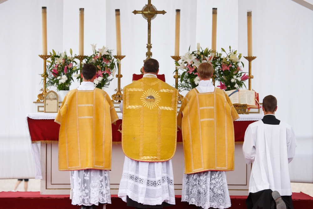 La FSSPX annonce des consécrations épiscopales illicites en 2026, ravivant le spectre du schisme et de l’excommunication au sein de l’Église catholique.