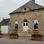 École rurale française avec une cour vide, illustrant les fermetures de classes et les enjeux éducatifs dans les territoires peu peuplés.