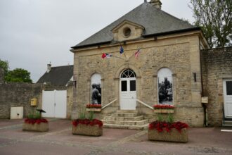 École rurale française avec une cour vide, illustrant les fermetures de classes et les enjeux éducatifs dans les territoires peu peuplés.