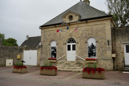 École rurale française avec une cour vide, illustrant les fermetures de classes et les enjeux éducatifs dans les territoires peu peuplés.