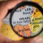 Représentation stylisée du Moyen‑Orient illustrant les débats autour du concept de Grand Israël, entre symboles religieux et enjeux géopolitiques contemporains.