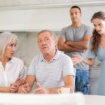 Un adulte quittant un foyer familial, symbolisant les tensions générationnelles et la montée des ruptures entre enfants et parents.