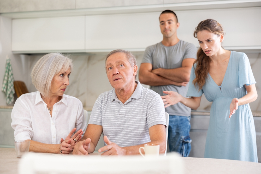 Un adulte quittant un foyer familial, symbolisant les tensions générationnelles et la montée des ruptures entre enfants et parents.