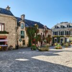 Vue d’un village rural français avec maisons en pierre, hameau isolé et paysage naturel illustrant le marché des villages à vendre en France.