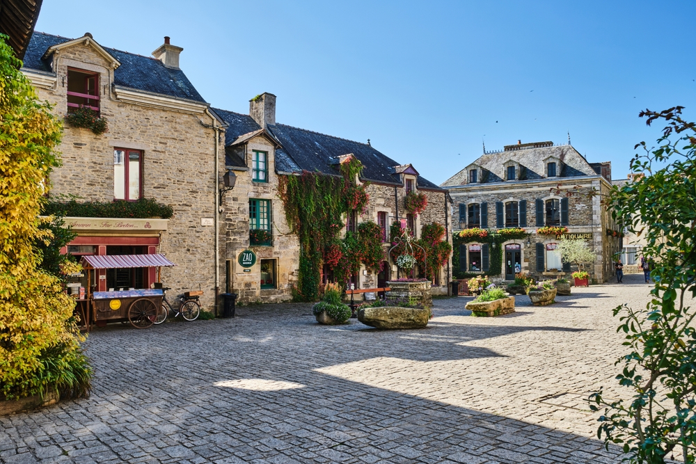 Vue d’un village rural français avec maisons en pierre, hameau isolé et paysage naturel illustrant le marché des villages à vendre en France.