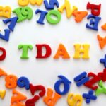Enfant travaillant en classe avec difficultés d’attention, illustrant le TDAH et les troubles des apprentissages.