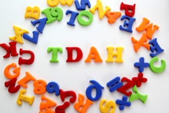 Enfant travaillant en classe avec difficultés d’attention, illustrant le TDAH et les troubles des apprentissages.