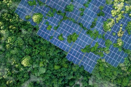 Illustration d’un projet hybride combinant centrale photovoltaïque et batterie, développé par Elements, optimisé par Eclipse et financé par Crédit Agricole Transitions & Énergies.