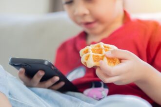 Quel lien entre alimentation et TDAH chez l’enfant ? Oméga‑3, microbiote, sucres, additifs : ce que montrent les études récentes.