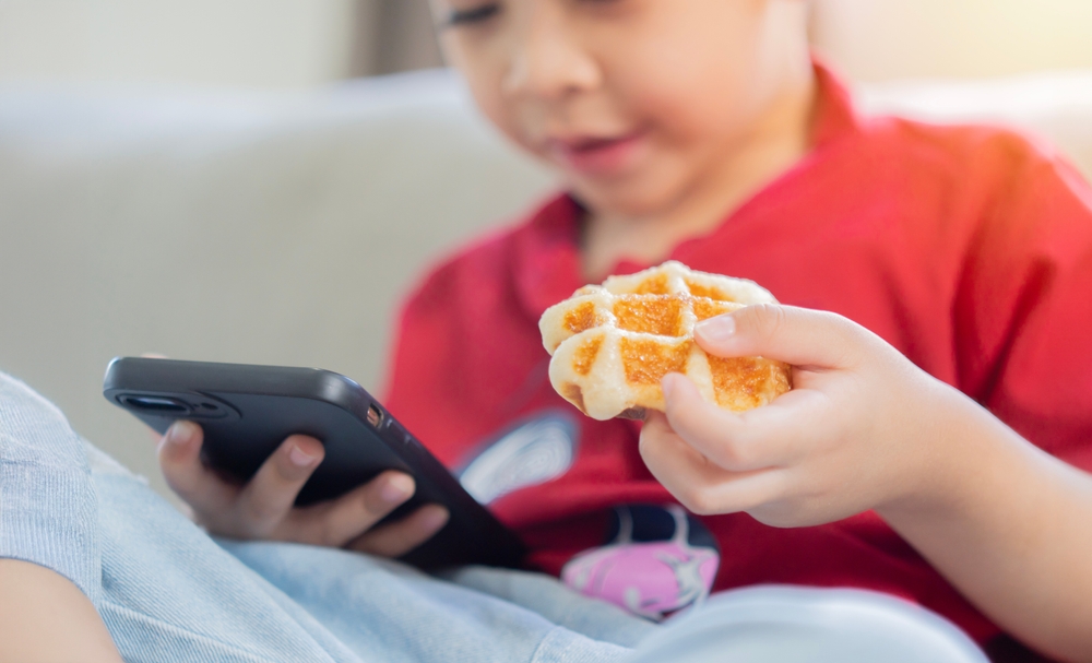 Quel lien entre alimentation et TDAH chez l’enfant ? Oméga‑3, microbiote, sucres, additifs : ce que montrent les études récentes.