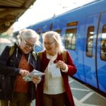 Voyageurs dans une gare européenne, illustrant la simplification des trajets transfrontaliers grâce au billet unique et aux nouveaux droits ferroviaires.