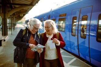 Voyageurs dans une gare européenne, illustrant la simplification des trajets transfrontaliers grâce au billet unique et aux nouveaux droits ferroviaires.