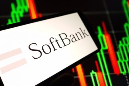 Image illustrant Masayoshi Son ou un data center moderne, symbolisant l’investissement de 75 milliards d’euros de SoftBank dans les infrastructures d’intelligence artificielle en France.