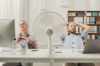 La canicule relance le débat sur l’adaptation des horaires de travail. Faut‑il éviter l’après‑midi pour protéger les salariés ? Une tribune qui interroge l’État.
