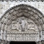 Découvrez l’histoire de la Vierge Noire de Chartres, entre tradition, art sacré et dévotion populaire, au cœur de la cathédrale et de ses trois Vierges majeures.