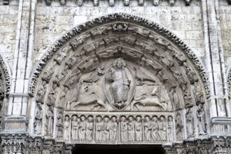 Découvrez l’histoire de la Vierge Noire de Chartres, entre tradition, art sacré et dévotion populaire, au cœur de la cathédrale et de ses trois Vierges majeures.
