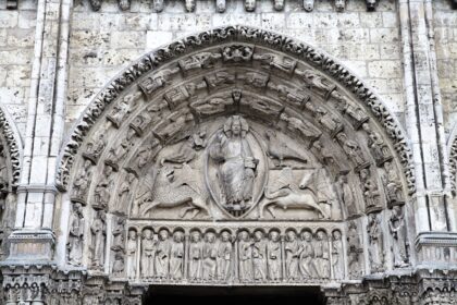 Découvrez l’histoire de la Vierge Noire de Chartres, entre tradition, art sacré et dévotion populaire, au cœur de la cathédrale et de ses trois Vierges majeures.