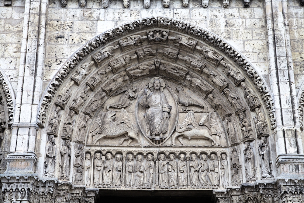 Découvrez l’histoire de la Vierge Noire de Chartres, entre tradition, art sacré et dévotion populaire, au cœur de la cathédrale et de ses trois Vierges majeures.
