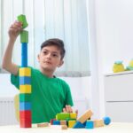 Enfant en activité extérieure illustrant les approches intégratives pour le TDAH : nutrition, sommeil, mouvement.
