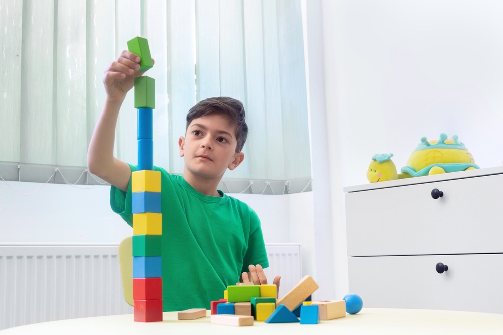 Enfant en activité extérieure illustrant les approches intégratives pour le TDAH : nutrition, sommeil, mouvement.