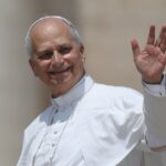 Portrait symbolique du pape Léon XIV évoquant sa dénonciation du techno‑féodalisme et la défense d’un humanisme face au pouvoir des plateformes numériques.