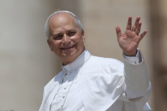 Portrait symbolique du pape Léon XIV évoquant sa dénonciation du techno‑féodalisme et la défense d’un humanisme face au pouvoir des plateformes numériques.