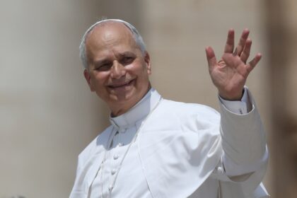 Portrait symbolique du pape Léon XIV évoquant sa dénonciation du techno‑féodalisme et la défense d’un humanisme face au pouvoir des plateformes numériques.