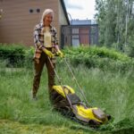 Atelier de maintenance de motoculture avec tondeuse, tronçonneuse et tracteur en cours de révision, illustrant l’entretien et la réparation de machines d’espaces verts.