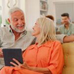 Illustration montrant des seniors influents dans la société, symbolisant leur poids politique, économique et patrimonial dans les démocraties vieillissantes.