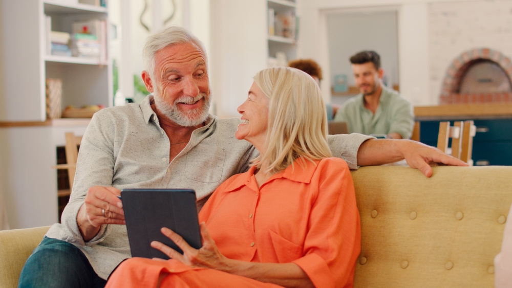 Illustration montrant des seniors influents dans la société, symbolisant leur poids politique, économique et patrimonial dans les démocraties vieillissantes.