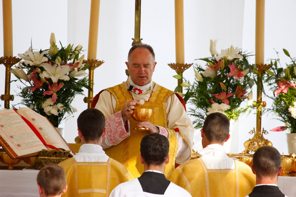 Évêques de la Fraternité Saint-Pie-X lors de consécrations épiscopales sans mandat pontifical