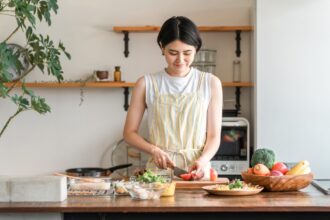 Rayon de plats cuisinés dans un supermarché japonais, illustrant la hausse de la demande liée aux ménages bi‑actifs et à l’évolution des modes de vie.