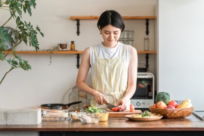 Rayon de plats cuisinés dans un supermarché japonais, illustrant la hausse de la demande liée aux ménages bi‑actifs et à l’évolution des modes de vie.