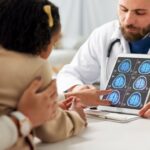 Illustration du cerveau d’un enfant et des nutriments essentiels liés à l’attention et aux apprentissages.