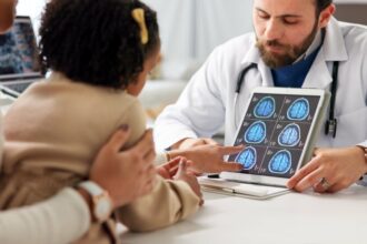 Illustration du cerveau d’un enfant et des nutriments essentiels liés à l’attention et aux apprentissages.