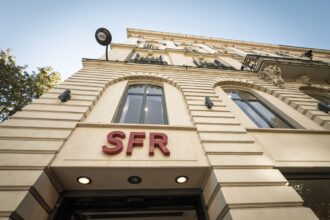 Illustration montrant les logos d’Orange, Bouygues Telecom, Iliad et SFR, symbolisant les négociations complexes autour du rachat et du démantèlement de SFR en 2026.