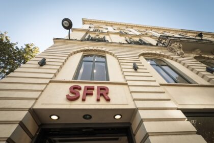 Illustration montrant les logos d’Orange, Bouygues Telecom, Iliad et SFR, symbolisant les négociations complexes autour du rachat et du démantèlement de SFR en 2026.
