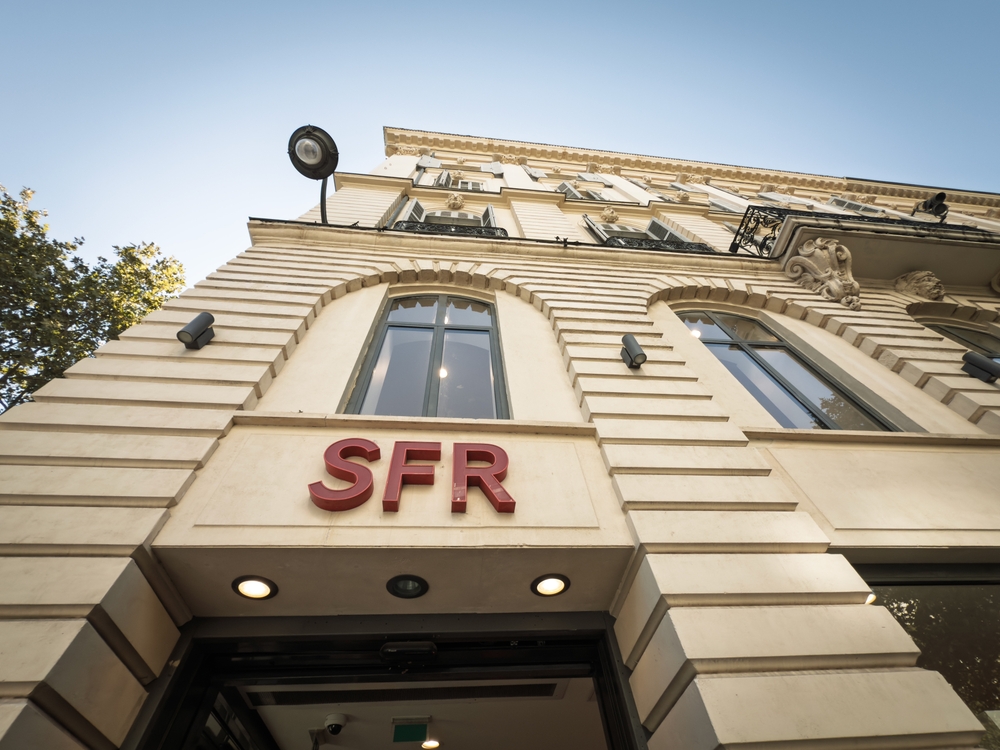 Illustration montrant les logos d’Orange, Bouygues Telecom, Iliad et SFR, symbolisant les négociations complexes autour du rachat et du démantèlement de SFR en 2026.