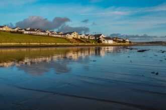 Découvrez Thurso, ville mystique du nord de l’Écosse : ruines anciennes, légendes marines et atmosphère envoûtante au cœur du Caithness.