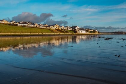 Découvrez Thurso, ville mystique du nord de l’Écosse : ruines anciennes, légendes marines et atmosphère envoûtante au cœur du Caithness.