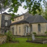 Une église rurale fragilisée, montrant fissures et signes de dégradation, symbole du patrimoine religieux menacé.