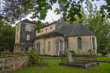 Une église rurale fragilisée, montrant fissures et signes de dégradation, symbole du patrimoine religieux menacé.